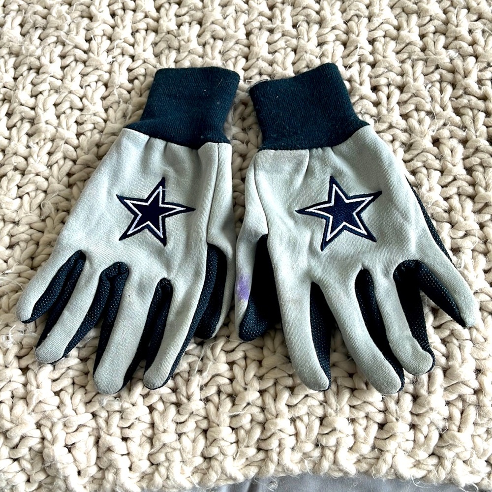 •Dallas Cowboys football 🏈 gloves•